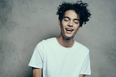 Yakışıklı adam kıvırcık saçlı beyaz tişört duygu stüdyosu