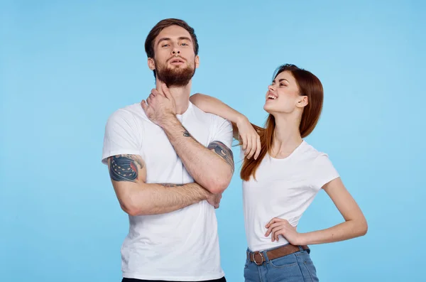 Νεαρό ζευγάρι σε λευκό t-shirt μόδας μοντέρνο στυλ μπλε φόντο — Φωτογραφία Αρχείου