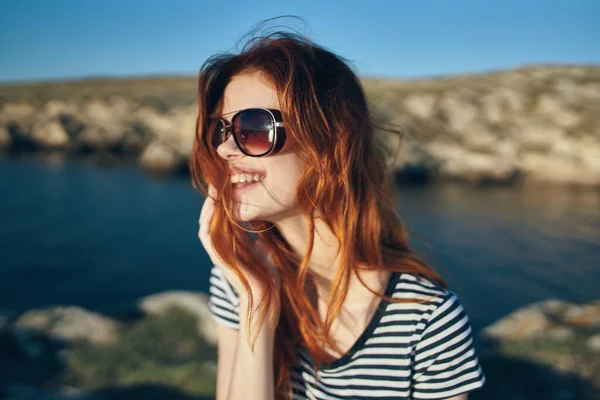 Szczęśliwy podróżnik w okularach przeciwsłonecznych na wakacjach w górach w przyrodzie — Zdjęcie stockowe