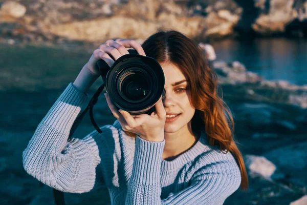 Žena fotograf příroda skalnaté hory cestování dovolená čerstvý vzduch — Stock fotografie