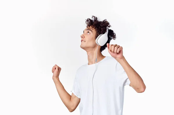 Chico alegre en auriculares escucha música gestos con las manos emociones —  Fotos de Stock