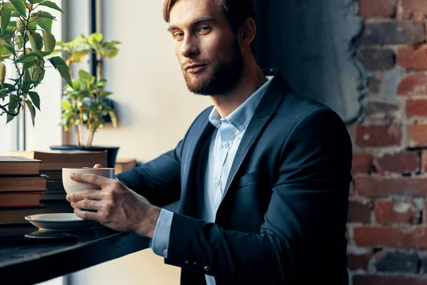 Homme d'affaires dans un café costume boire café repos petit déjeuner — Photo