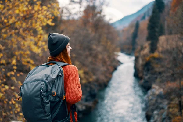 Femme randonneur avec sac à dos sur le dos près de la rivière de montagne dans la nature — Photo