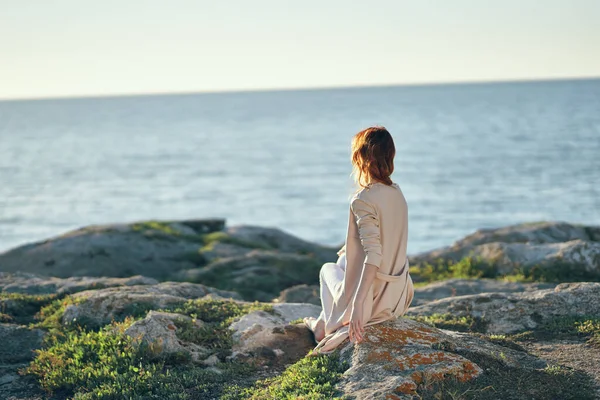 Romantische Frau in den Bergen am Meer auf Naturlandschaft — Stockfoto