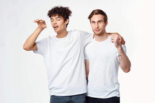 Два чоловіки стоять поруч із емоціями чистих футболок — стокове фото