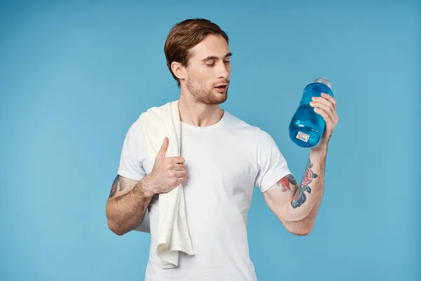Allegro uomo in bianco t-shirt allenamento acqua bottiglia energia — Foto Stock
