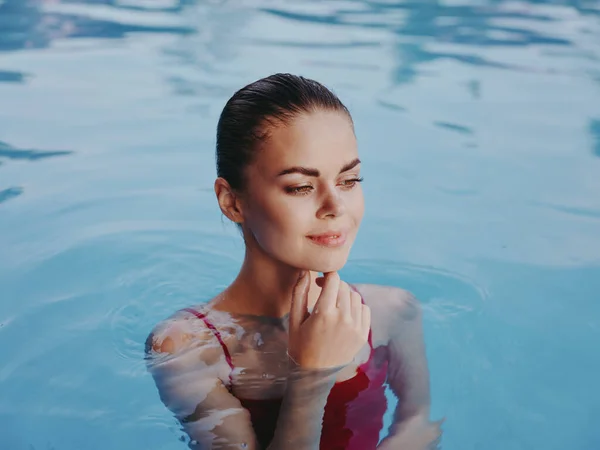 Красивая женщина Плавание в бассейне улыбка привлекательный взгляд крупным планом — стоковое фото