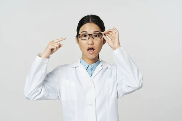 Asijské ženy lékařské šaty brýle nemocniční léčba — Stock fotografie