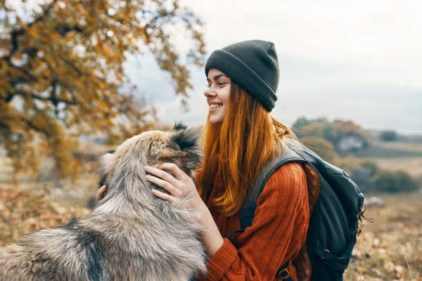 Весела жінка турист грає собаку природа пейзажна дружба — стокове фото