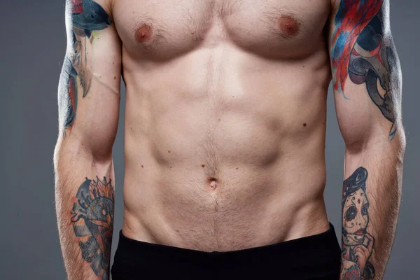 Bombeado desnudo torso hombres tatuajes primer plano ejercicio — Foto de Stock