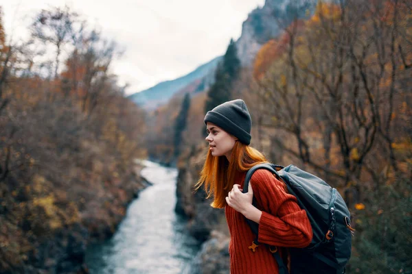 Mulher mochila turística outono floresta rio viagens — Fotografia de Stock