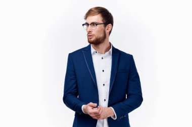 Klasik takım elbiseli adam gözlüklü ve mavi ceketli arka planda iş finansmanı.