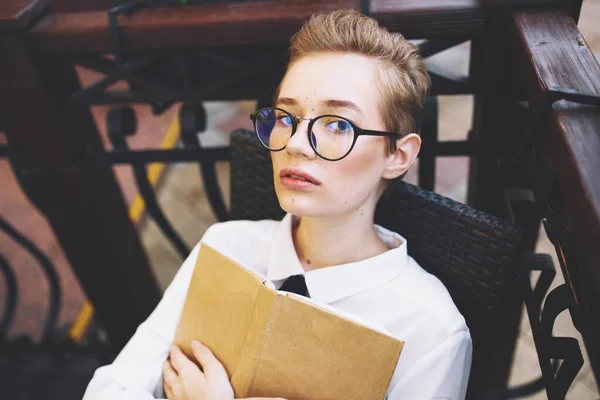 Femme à table café conception rue livre étudiant femme portant des lunettes éducation — Photo