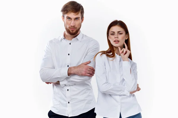 Homens e mulheres em camisas idênticas em um fundo leve gesticular com as mãos empregados parceiros de trabalho — Fotografia de Stock