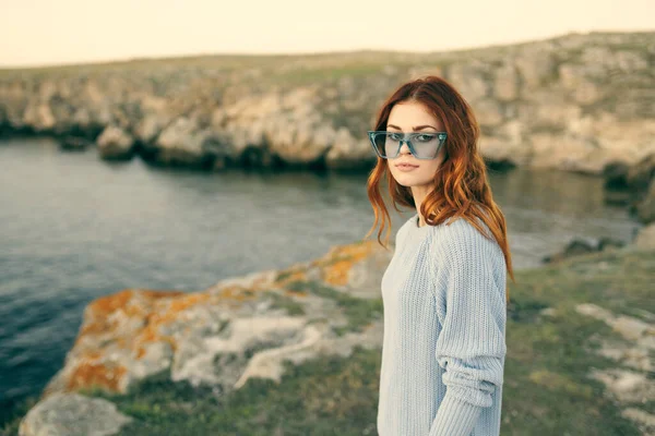 Donna attraente con occhiali sulla natura e montagne rocciose paesaggio di lusso — Foto Stock