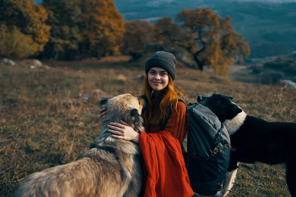 Mulher com mochila na natureza ao lado do cão passeio amizade — Fotografia de Stock