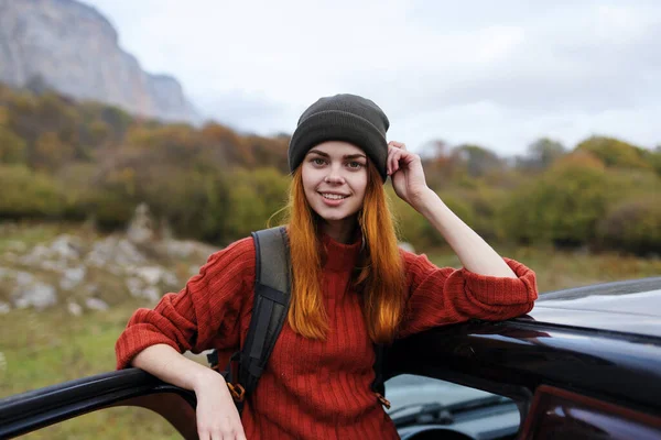 Kobieta turysta z plecakiem w pobliżu samochodu na wycieczce górskiej natury — Zdjęcie stockowe