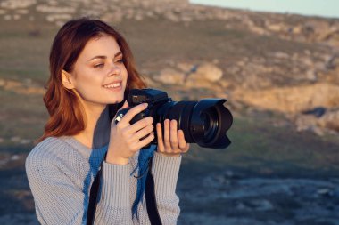 Neşeli kadın fotoğrafçı doğa işi yaşam tarzı