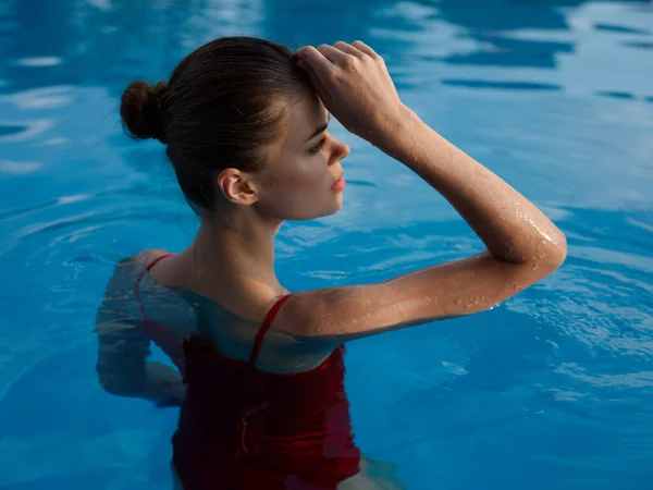 Bonita mujer en la piscina traje de baño lujo glamour ocio —  Fotos de Stock