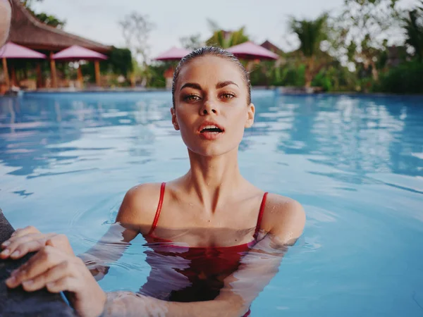 Sexy mulher em maiô nada em transparente piscina água molhado cabelo maquiagem modelo paisagem — Fotografia de Stock