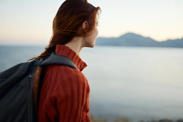 Ritratto donna viaggia in montagna all'aperto vicino al mare vista ritagliata — Foto Stock