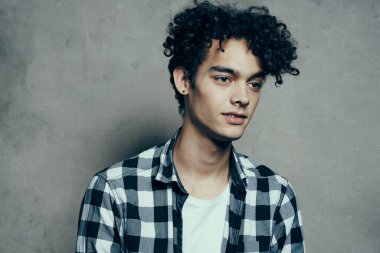 Ekose gömlekli neşeli adam duygularıyla manzara modasına girdi.