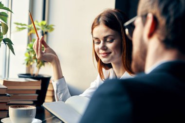 Erkek ve kadın iş arkadaşları iletişim uzmanları boş vakitlerinde çalışıyor.