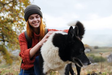 Köpeğin yanındaki kadın turist arkadaşlık gezisi doğası.