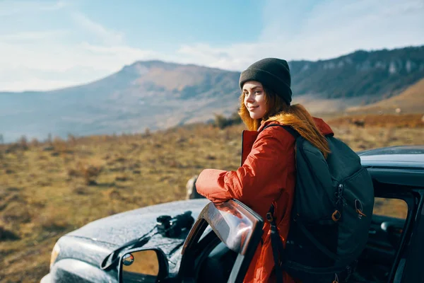 Resenär med en ryggsäck nära bilen i bergen på sommaren och blå himmel frisk luft — Stockfoto