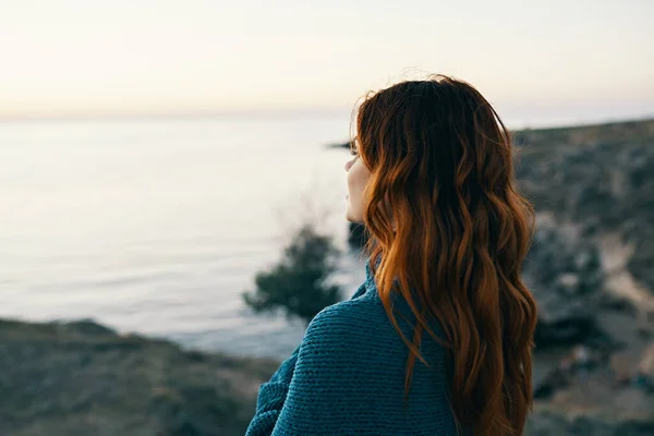 Donna dai capelli rossi in montagna in natura blu plaid tramonto paesaggio — Foto Stock