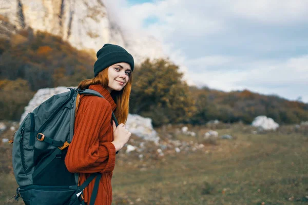 명랑 한 여자가 배낭을 메고 자유의 산을 걸어 다닌다 — 스톡 사진