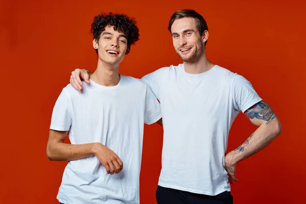 Due uomini allegri su t-shirt comunicazione amicizia — Foto Stock