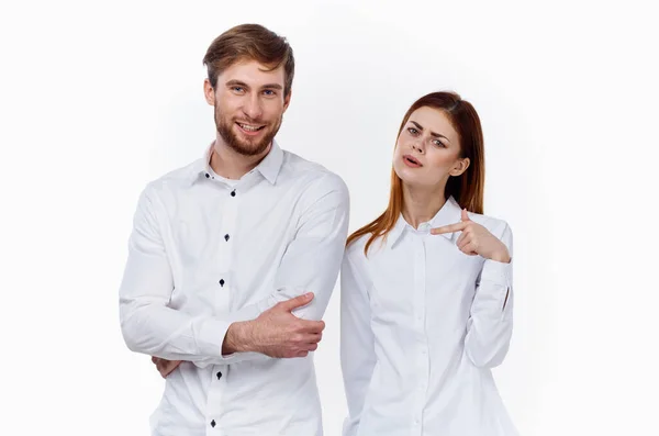 Hombres y mujeres en camisas idénticas sobre un fondo claro gesticular con sus manos empleados compañeros de trabajo — Foto de Stock
