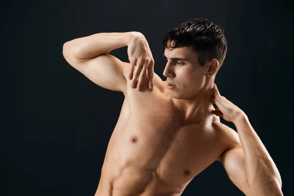 Hombre con un torso bombeado escalera muscular posando fondo oscuro —  Fotos de Stock