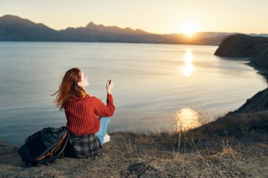 Kadın deniz kenarında doğa manzarası günbatımı dağ modeli