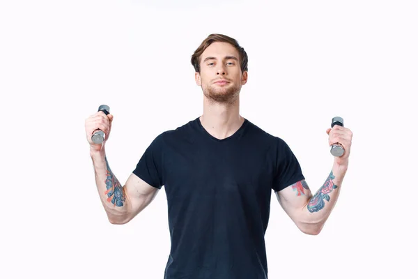 Uomo con i manubri in mano Sport Fitness tatuaggio sul braccio e sfondo bianco — Foto Stock