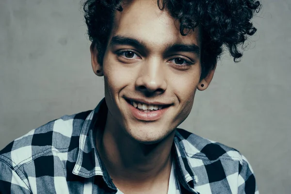 Cute guy number shirt fun hair curly hair close up — Stock Photo, Image