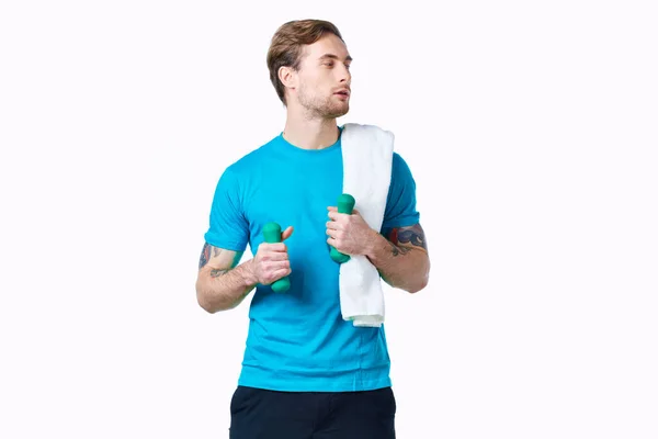 Homem em azul t-shirt treino fitness exercício estilo de vida estúdio — Fotografia de Stock