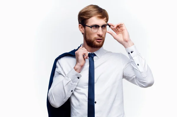 Geschäftsmann mit Brille und Jacke an Schulter und Krawatte — Stockfoto