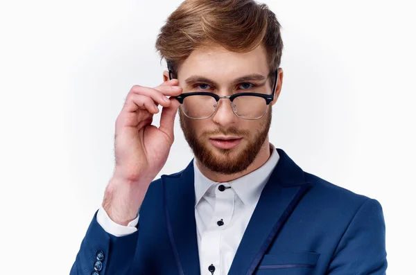 Porträt eines gutaussehenden Mannes mit Brille und klassischem Anzug auf hellem Hintergrund — Stockfoto