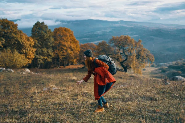 Mujer excursionista con mochila viajar otoño árboles montañas paisaje —  Fotos de Stock
