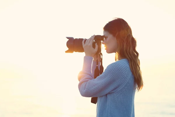 Donna con macchina fotografica paesaggio tramonto mare sole modello — Foto Stock