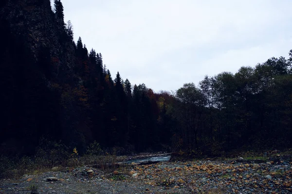 Montagnes rivière paysage automne voyage beauté air frais — Photo