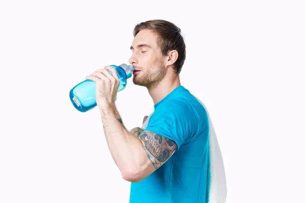 Sport man en azul camiseta botella de agua sed vista recortada — Foto de Stock