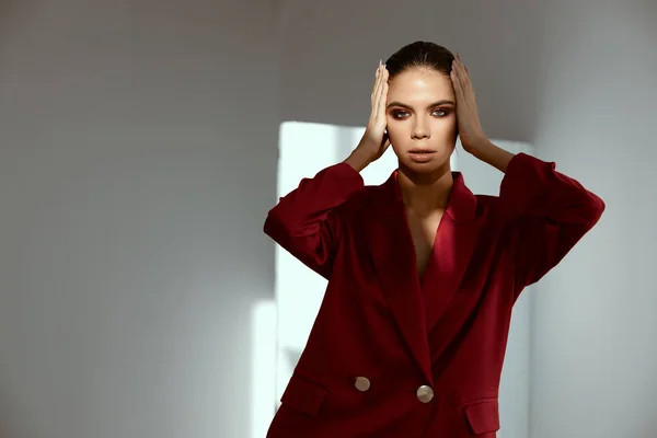 빨간 자켓을 입은 모델의 얼굴 화장 손 이 어두운 배경에 있는 모델 — 스톡 사진