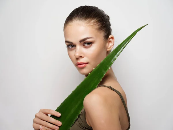 Giovane donna pelle pulita foglio verde T-shirt modello Copia Spazio — Foto Stock