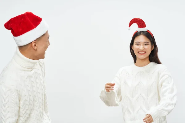 Νεαρό ζευγάρι σε λευκό πουλόβερ Χριστούγεννα διακοπές μόδας τρόπο ζωής — Φωτογραφία Αρχείου