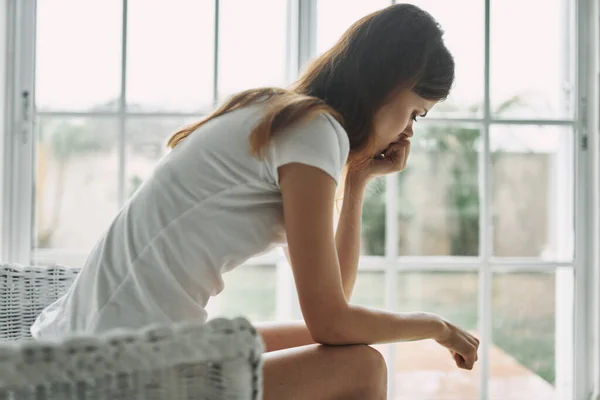 Mulher sentada em uma cadeira solidão depressão emoções interior — Fotografia de Stock