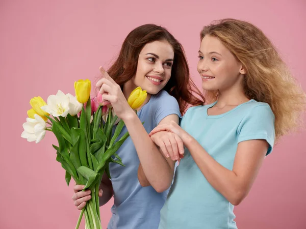 엄마와 딸 이 연휴 핑크 색 배경을 선물로 주는 꽃 — 스톡 사진