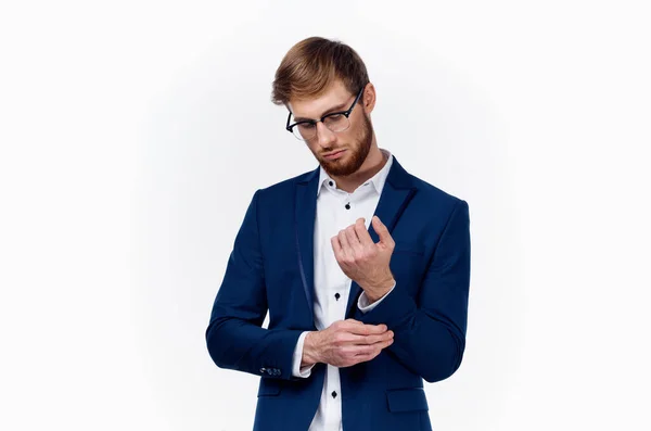 Finanza d'affari bell'uomo con occhiali e giacca blu modello camicia bianca — Foto Stock